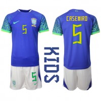 Camisa de time de futebol Brasil Casemiro #5 Replicas 2º Equipamento Infantil Mundo 2022 Manga Curta (+ Calças curtas)